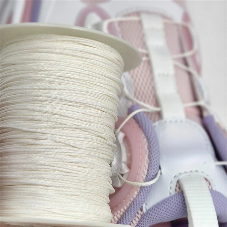 Rotating button shoelaces